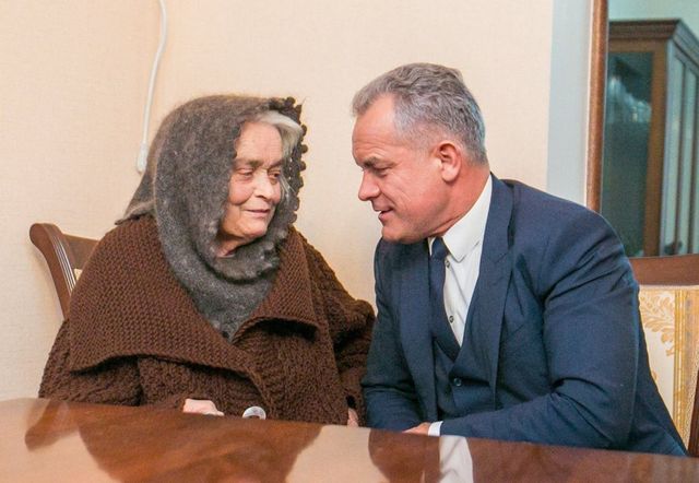 Vlad Plahotniuc, acasă la mama sa. Liderul democrat, așteptat de familie cu zeamă și plăcinte calde