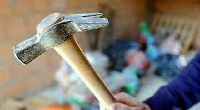 Napoli, aggredisce compagno di scuola con un martello: arrestato