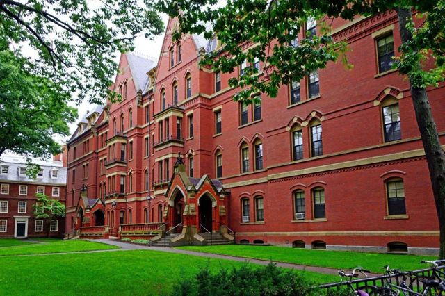 Trump suspendă accesul studenților străini la Harvard