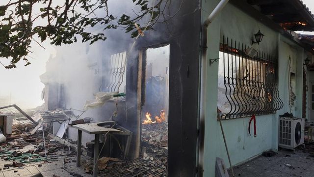 Un gran incendio a las afueras de Atenas obliga a evacuar a más de 5.000 personas