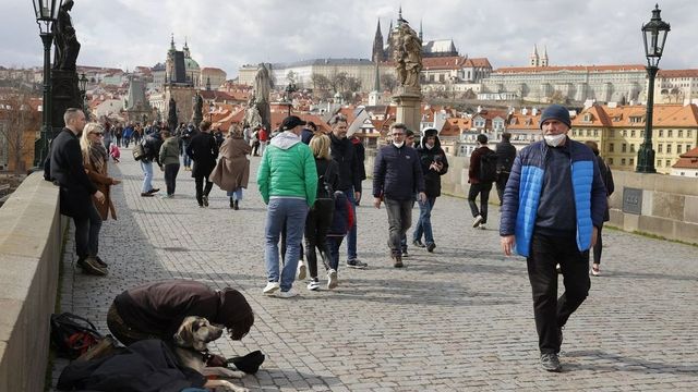 Životní úroveň v Česku klesla. Je stejná jako na Kypru a ve Slovinsku