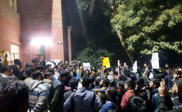 ABVP, Left outfits clash at JNU during general body meeting