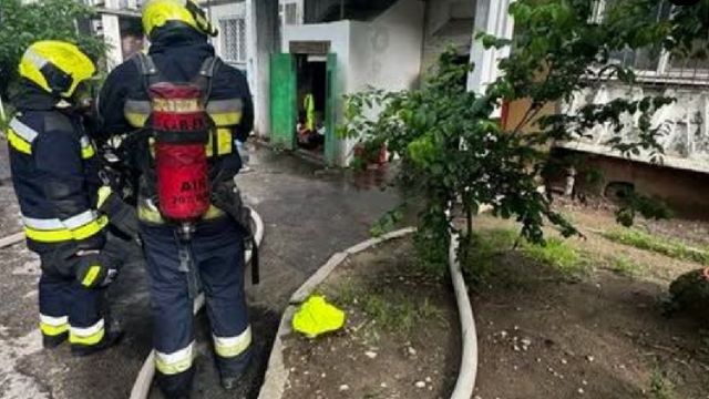 Trei copii, salvați de pompieri, după ce apartamentului în care se aflau a luat foc