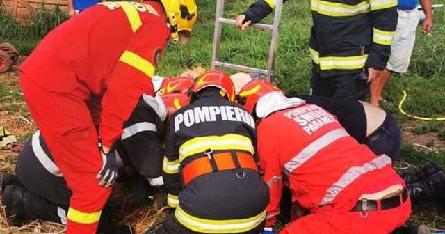 Un bărbat a fost prins sub un mal de pământ când lucra la rețeaua de canalizare, în Argeș