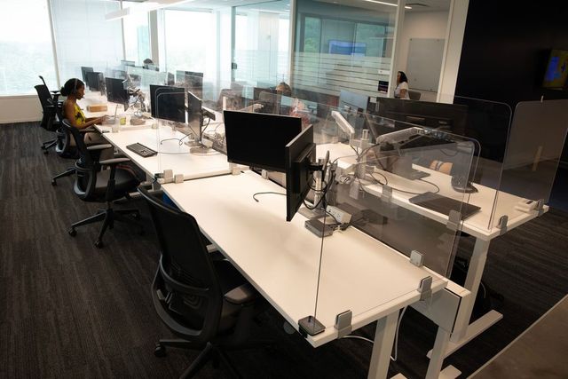 Compania care face concedieri! Angajații sunt înlocuiți de inteligența artificială