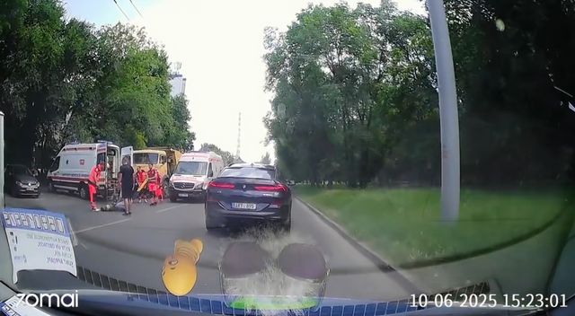 Accident grav în capitală. O femeie - transportată la spital, după ce a fost lovită de o mașină în timp ce traversa strada neregulamentar