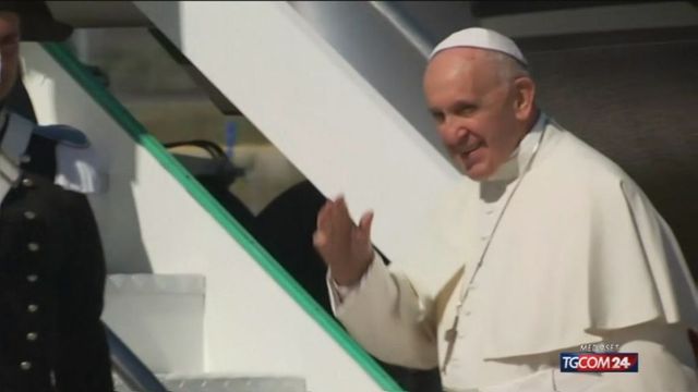 Papa Francesco arrivato in Thailandia accolto dalla cugina suora