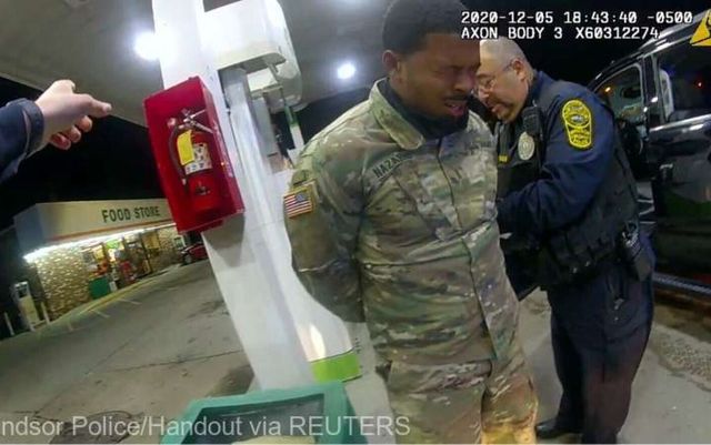 Militar american, scos din mașină de polițiști sub amenințarea armelor și stropit cu spray paralizant