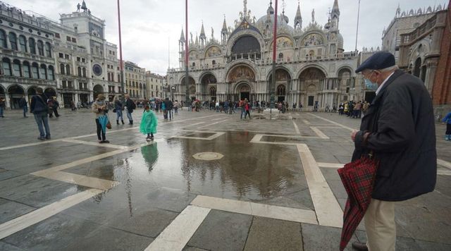 Venezia, attivisti per il clima sparano fango contro la Basilica di San Marco