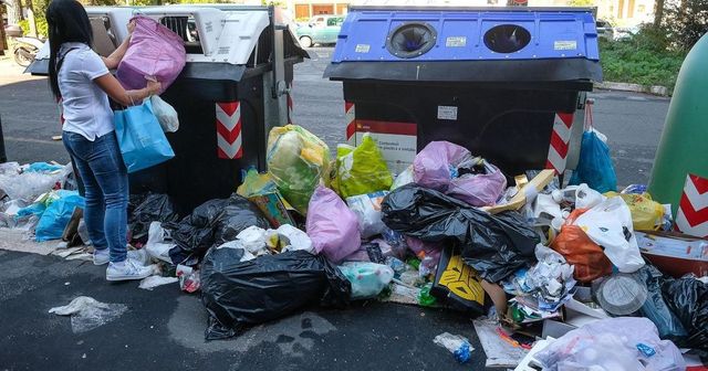 Roma, trovato il cadavere di un uomo tra i cassonetti di rifiuti