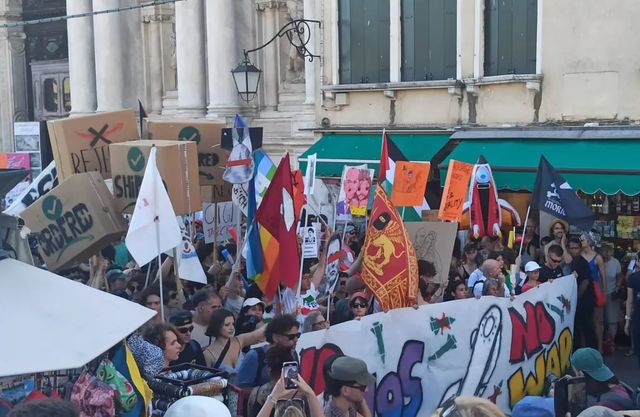 Nozze Bezos, contestazione a Venezia in attesa del mega party