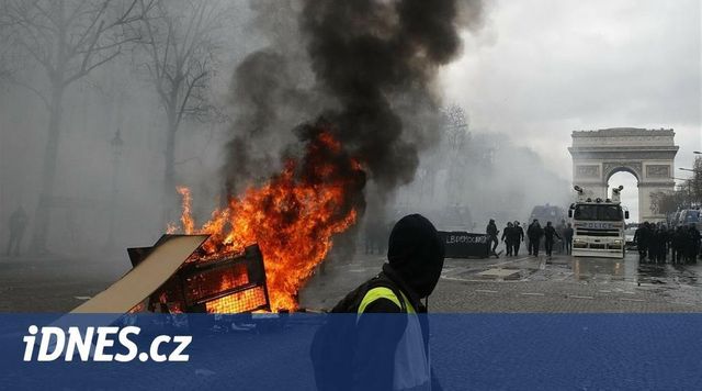 Pařížské úřady zakázaly nový sobotní protest žlutých vest na Champs-Elysées