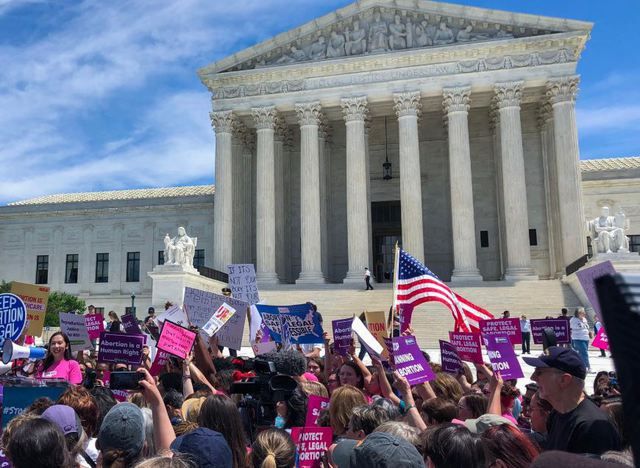 Sute de americani au protestat împotriva legii care interzice avortul