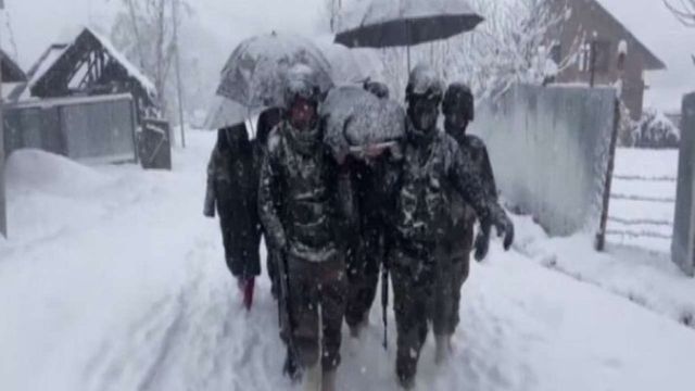 Soldiers carry woman, newborn to their home through knee-deep snow in Jammu and Kashmir - Watch