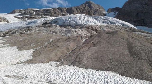 Dolomiti, crolla un ampio seracco di ghiaccio sulla Marmolada