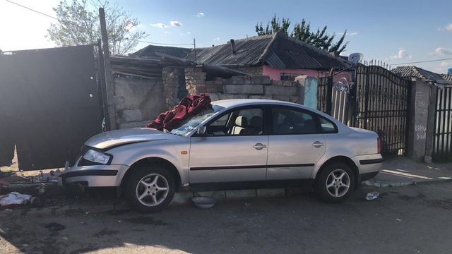 Șase persoane rănite, după ce un minor a intrat cu mașina într-un grup