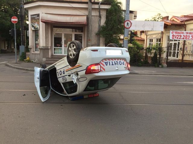 Un polițist din Ploiești ce s-a răsturnat cu mașina de serviciu, cercetat pentru că era băut la volan