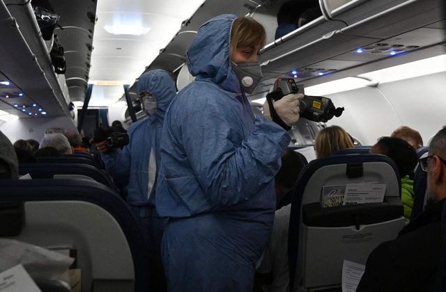 Al treilea avion cu români repatriați din Italia va ajunge luni seara în Constanța