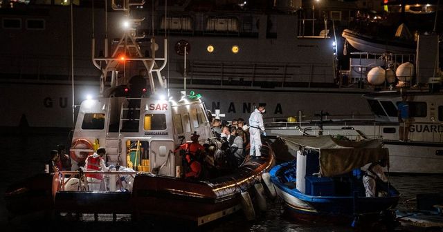 Un barcone con 57 migranti è sbarcato a Lampedusa, dopo il soccorso della Guardia di Finanza