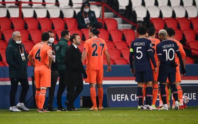 Echipa Basaksehir a părăsit terenul în timpul meciului cu PSG după ce un arbitru a folosit o replică rasistă la adresa unui jucător