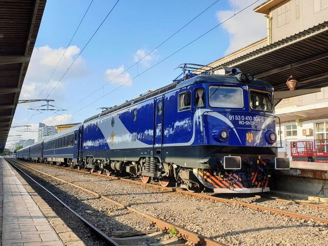 Trenul Cluj-București are întârziere după ce un utilaj a smuls ușa unui vagon