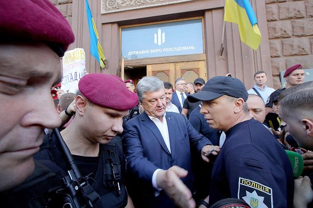 По делам Порошенко начались масштабные обыски