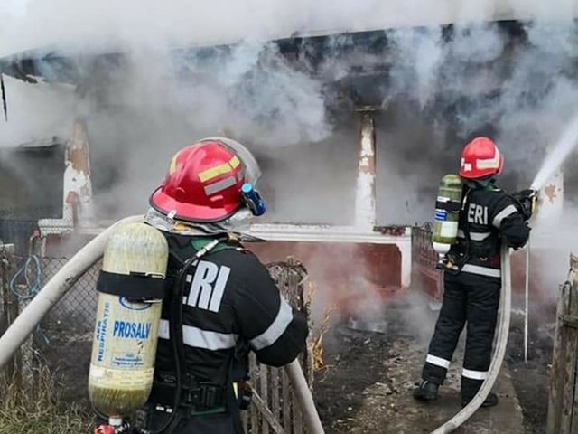 Incendiu într-un bloc din Turnu Măgurele. 20 de locatari s-au autoevacuat