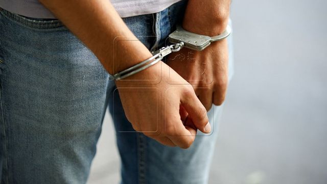 Un tânăr a fost reținut de polițiști în timp ce distribuia pachețele cu droguri în Chișinău