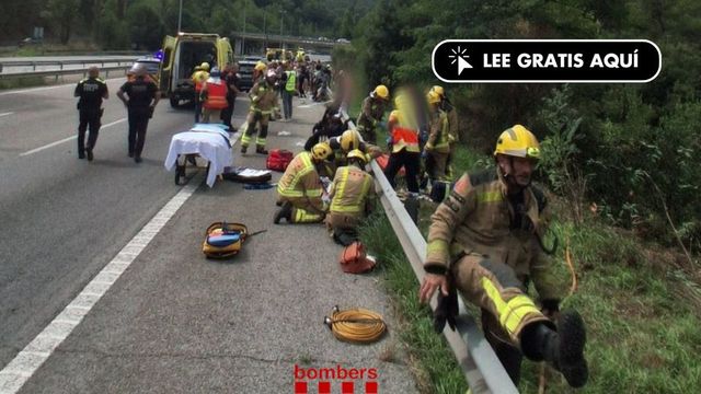 Dos heridos graves al volcar un autocar con 60 pasajeros en Barcelona