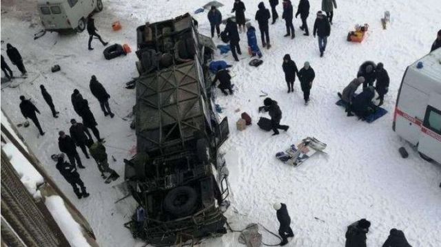 Rusia: 19 morți după ce un autobuz cu 43 de pasageri la bord a căzut de pe un pod
