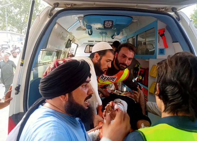 Zeci de morți și de răniți în urma unui atentat cu bombă în Pakistan în timpul unui miting