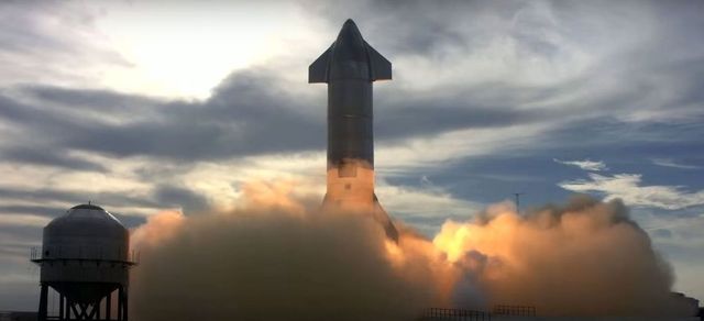 Racheta Starship 10, lansată de SpaceX, a aterizat cu succes, dar a explodat la sol