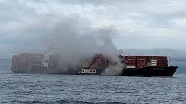 Lángol egy teherhajó a kanadai Vancouver-sziget közelében, és mérgező gáz szivárog belőle