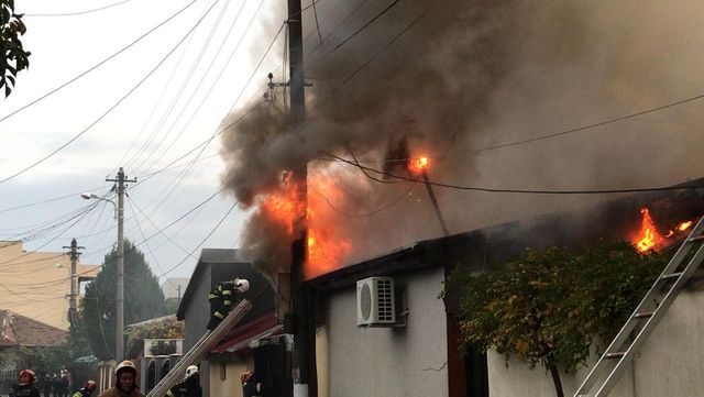 VIDEO Incendiu la patru imobile din Sectorul 3 al Capitalei