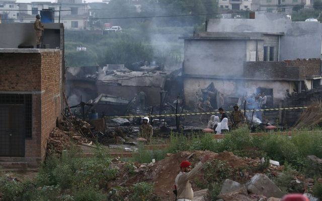 17 morți în urma prăbușirii unui avion militar în apropiere de Islamabad, Pakistan