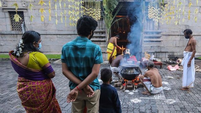 Ezrek ittak egy 'szent ember' készítette koronavírus elleni 'csodaszerből' Srí Lankán
