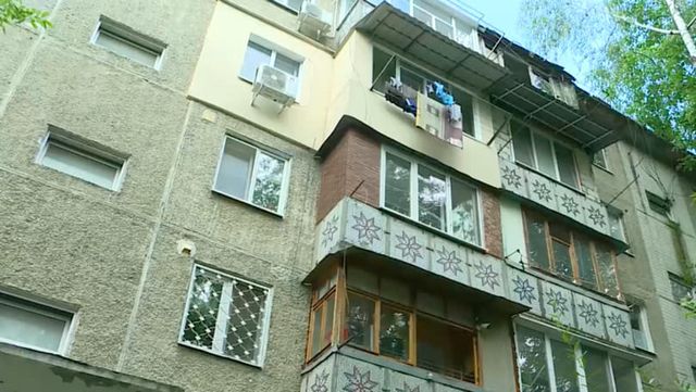 Un copil de 3 ani a murit după ce a căzut de la etajul 4 al unui bloc din Chișinău