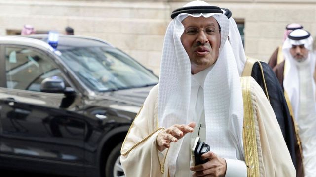 Ranní check: Saúdská Arábie omezí dodávky ropy, Češi czexit nechtějí
