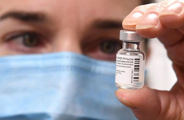 Suedia suspendă plățile către Pfizer și cere explicații privind numărul de doze de vaccin într-un flacon