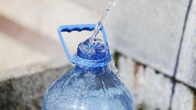 Държавният резерв раздал над 2 300 000 бутилки вода за около 3 години