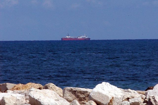 Maltempo, mercantile turco si arena a ridosso della spiaggia di Bari