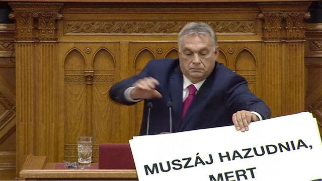 Muszáj hazudnia, mert túl sokat lopott – Hadházy ezt a táblát tartotta a felszólaló Orbán elé az Országházban