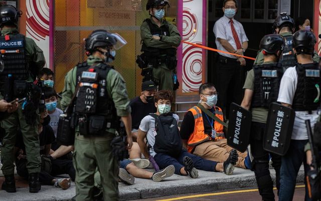 Aproape 300 de persoane au fost arestate la protestele organizate în Hong Kong din cauza alegerilor locale amânate