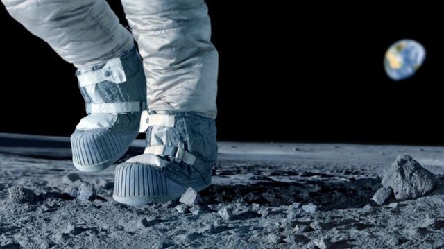 Un miliardar japonez caută opt persoane care vor zbura gratuit cu el pe Lună