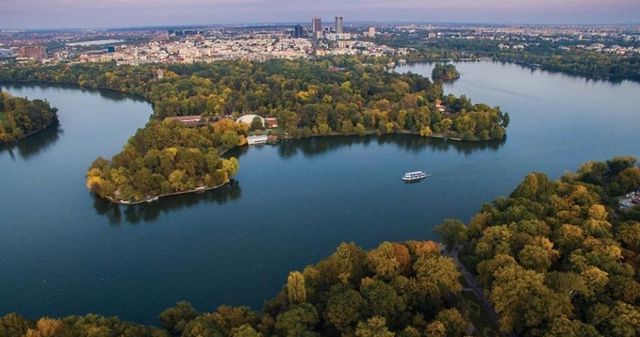 Percheziții în Capitală, în legătură cu obținerea pe nedrept a unor terenuri ale statului