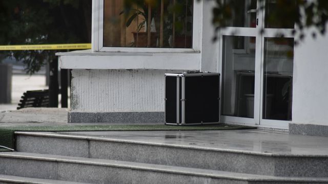 Alertă cu bombă la Târgoviște, o valiză suspectă lăsată în scuarul Primăriei
