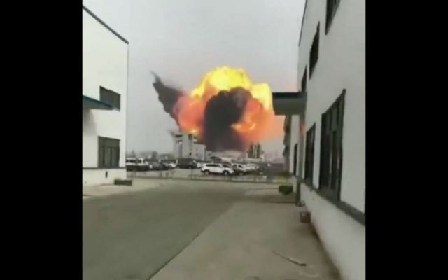 Nagy erejű robbanás egy vegyi üzemben Kína keleti részén - videó