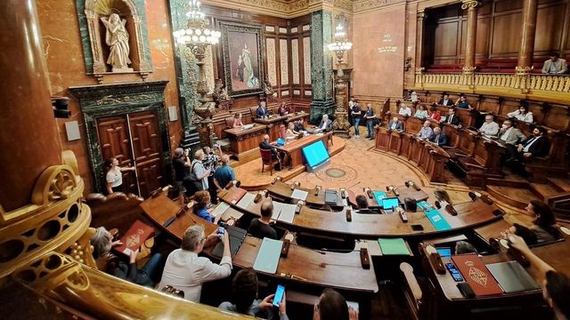 Barcelona aprueba interrumpir relaciones con el gobierno de Israel mientras no haya un alto al fuego definitivo