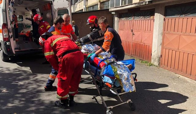 Doi bărbați au căzut în gol de la etajul cinci al unui bloc din Baia Mare
