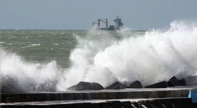 Catania, nave da crociera rompe gli ormeggi, due uomini in mare. Cosa è successo